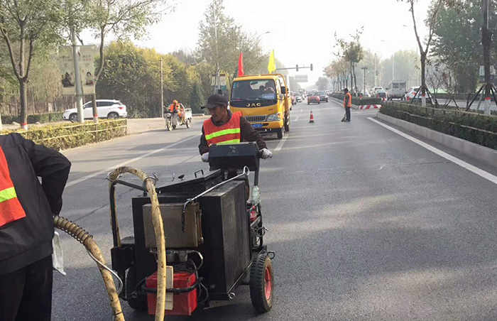對于瀝青路面裂縫修補灌縫膠有哪些使用常識？